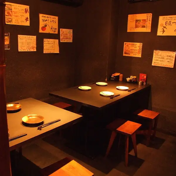 木の温もりが心地よい店内は、どこか博多の屋台を思わせる温かい雰囲気。 デートにも仲間との飲み会にも、ふらっと立ち寄る仕事帰りにもぴったりの一軒です。