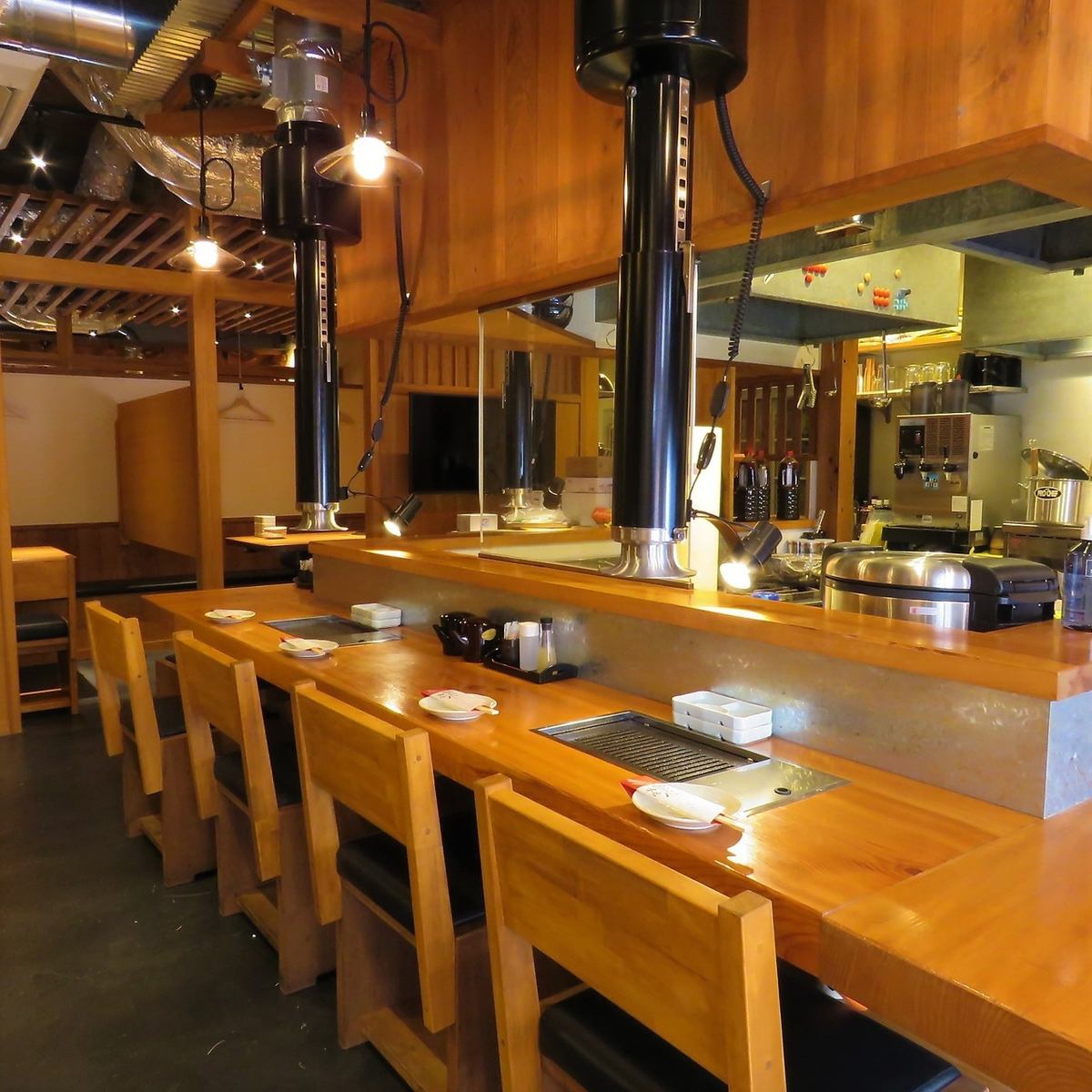 The counter, where one person can enjoy yakiniku, has a calm atmosphere!