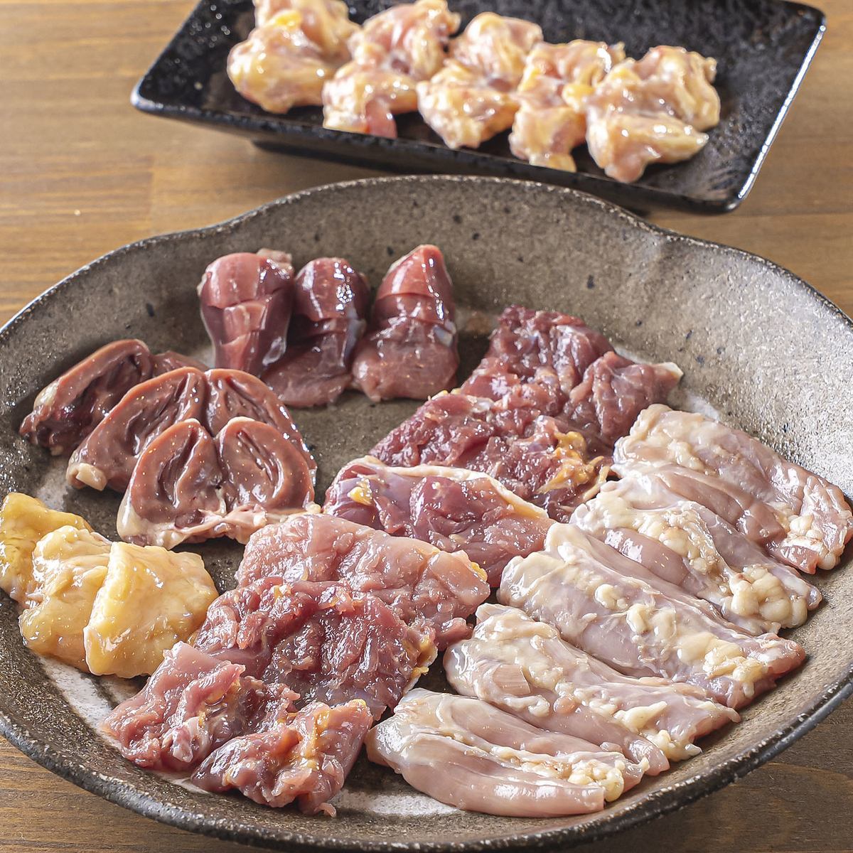 他にはあまりない鉄板で焼き鳥を楽しめるお店です！