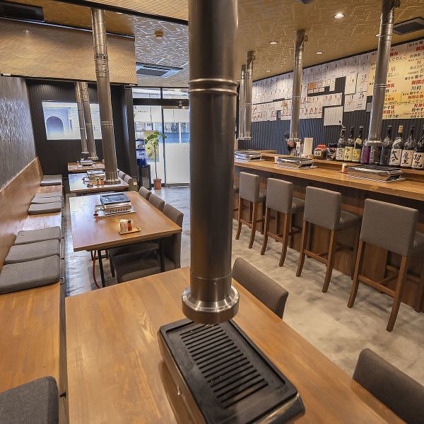 テーブル席は4名・6名用があり、仲間との飲み会や会社の集まりにも最適。鉄板を囲んでわいわい焼くスタイルが、会話をさらに盛り上げます。