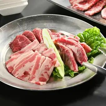 平日限定！！　人気のカルビ３種盛りが入ったお得なセット！！　※毎月29日はご予約できません