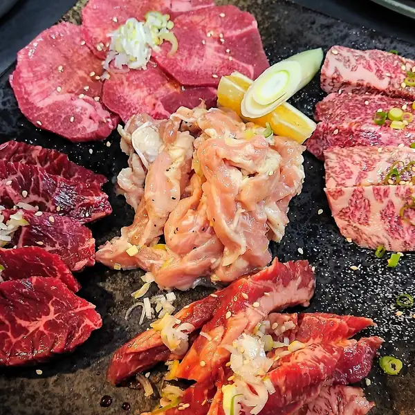 一直線のお肉5種盛り(約4人前)