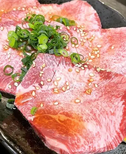 두껍게 썬에 탄 소금