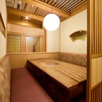 我們的餐廳非常適合各種場合，從休閒午餐到追悼會、商務招待、公司聚會，再到與朋友的女孩之夜。我們也接待小型團體，歡迎隨時聯繫我們以了解更多資訊。