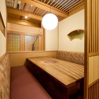 我們的餐廳非常適合各種場合，從休閒午餐到追悼會、商務招待、公司聚會，再到與朋友的女孩之夜。我們也接待小型團體，歡迎隨時聯繫我們以了解更多資訊。