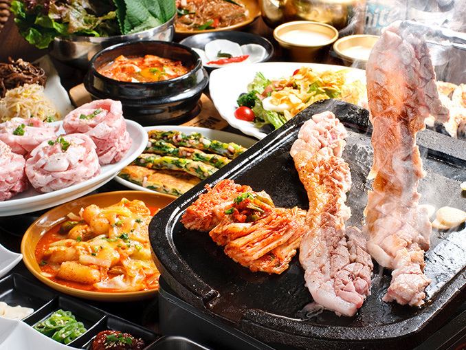 Plenty of umami! A specialty samgyeopsal restaurant where you can eat thick-sliced Shinshu pork wrapped in vegetables.