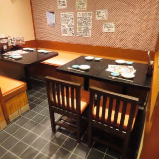 最大4名様でご利用可能なテーブル席を、全6卓ご用意しております。複数卓一緒にご利用が可能なテーブルもあるため、様々な人数でご利用ください。