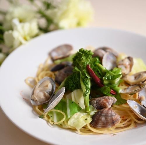 Peperoncino with spring vegetables and clams