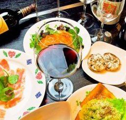 お客様のリクエストに応じ、心をこめてつくられる創作料理。ワインもマスターが好みを聞き取りご準備します。ステキなワイングラスを傾け非日常を味わうことができます。オススメは「おまかせコース」では、生ハム、パスタ、魚料理、肉料理、デザートなど6品以上！お気軽にお電話にてお問い合わせください♪