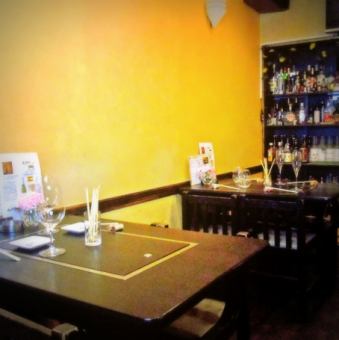 テーブル席＜4名掛け2テーブル。宴会やパーティの利用の場合は15～16名までOKです♪＞