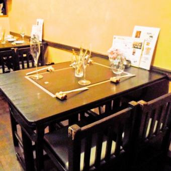 テーブル席＜4名掛け2テーブル。宴会やパーティの利用の場合は15～16名までOKです♪＞
