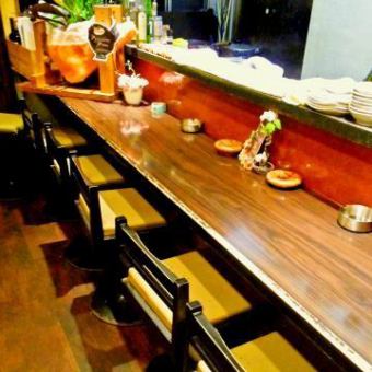 カウンター席＜マスターの素敵なお料理の豆知識などの会話も弾みますよ。デート利用も多数◎＞