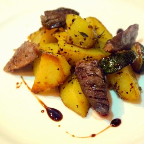 ヒレとみすじを使ったじゃがいも香草炒め