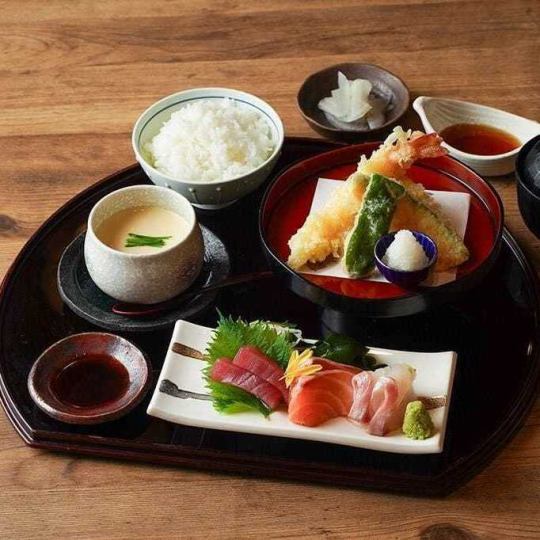 [Lunch only] Sashimi and tempura fish bun set
