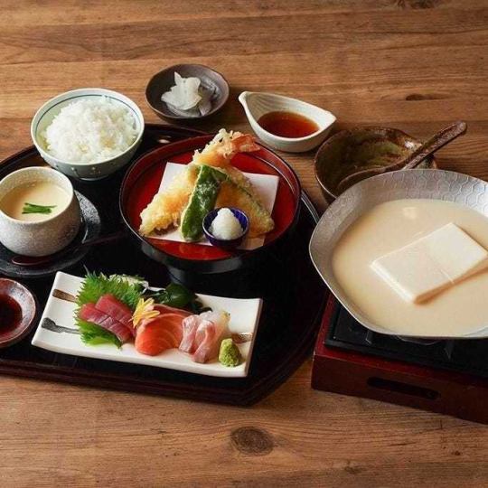 [Lunch only] Sashimi, tempura and beautiful tofu set meal