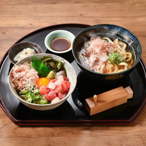 一份包含七種不同口味的米飯和一份迷你烏龍麵套餐