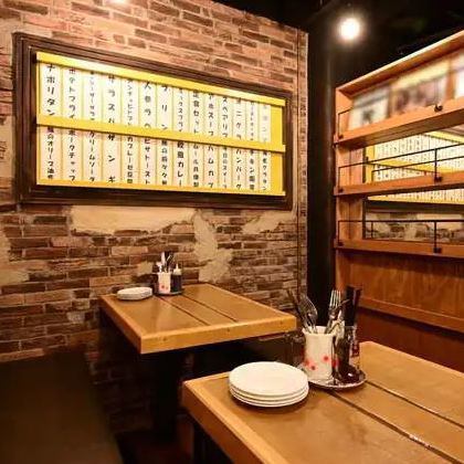 Enjoy Western food and bubbles like bathing.Nostalgic for the elderly and new for the young, this Western-style bar is a mixture of nostalgia and novelty.