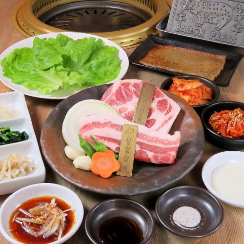 ジューシーな旨味たっぷりな北海道産の豚肉を、新鮮な野菜でくるんで食べる『サムギョプサルセット』
