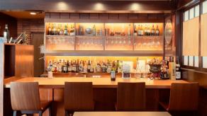 The stylish and sophisticated counter seats are very popular for dates.