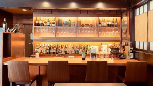 The stylish and sophisticated counter seats are very popular for dates.