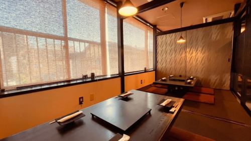 We have prepared a completely private room that can accommodate 4 people x 4 seats. (One of the tatami rooms will be partitioned off with a sliding door to create a private room.)Remove the sliding doors to create a spacious, private room that can accommodate up to 16 people.