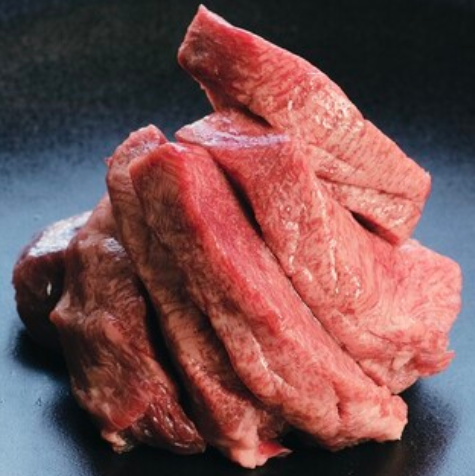 九州で名をはせる食肉業者より厳選仕入れ。旨い赤身肉は至極。