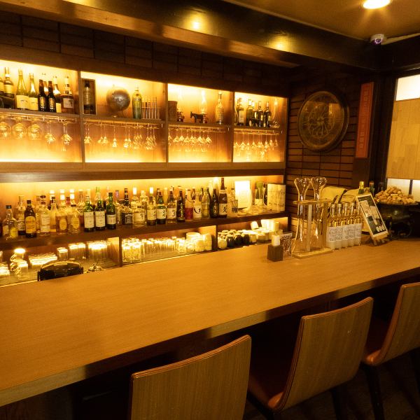 【カウンター&テーブル席♪】広色開放感溢れる店内は、テーブル・個室・カウンター・座敷と表情豊かな造りに♪普段使いから、デート、記念日。ご宴会や飲み会、女子会・結婚式の二次会・同窓会・立食パーティー等様々な貸切宴会にご利用頂けます☆※完全個室は最大16名様までご利用頂く事が可能です♪
