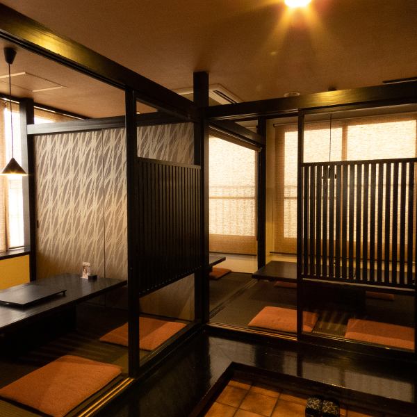 【最大15名収容可能な座敷席☆】お座敷のお席には、４名掛けのテーブル席を３席と３名掛けのテーブル席と計４席をご用意！１か所には衝立もございます♪ 美味しい料理とお酒をワイワイ楽しむなら『厚切り牛タン&赤身焼肉のワインレストラン Wiz』にお任せください☆