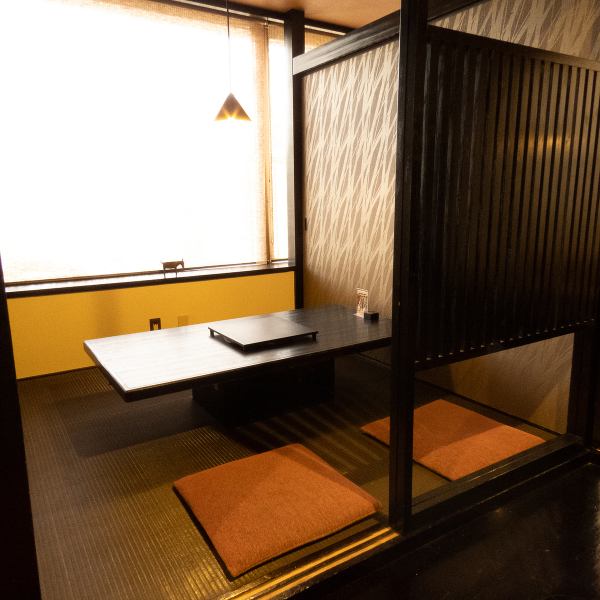 【完全個室も完備♪】当店では大広間をふすまで仕切ることで、完全プライベートな個室空間をご提供！最大４名様までご利用頂ける完全個室を４室ご用意可能です♪（２名様よりご利用可能です！）大変人気のお席の為、必ずの利用をご希望されるお客様は、ネット予約確定後に備考欄・お電話でその旨お申し付けください☆