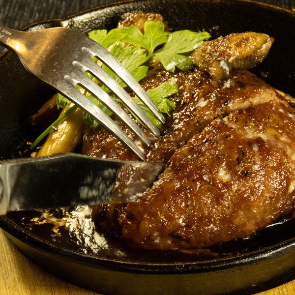 【焼肉屋だからこそ実現！】こだわりの赤身肉を贅沢にハンバーグに仕立てました☆