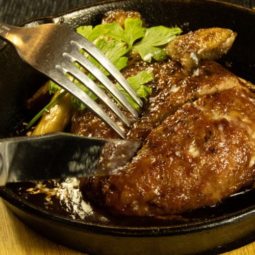 【焼肉屋だからこそ実現！】こだわりの赤身肉を贅沢にハンバーグに仕立てました☆