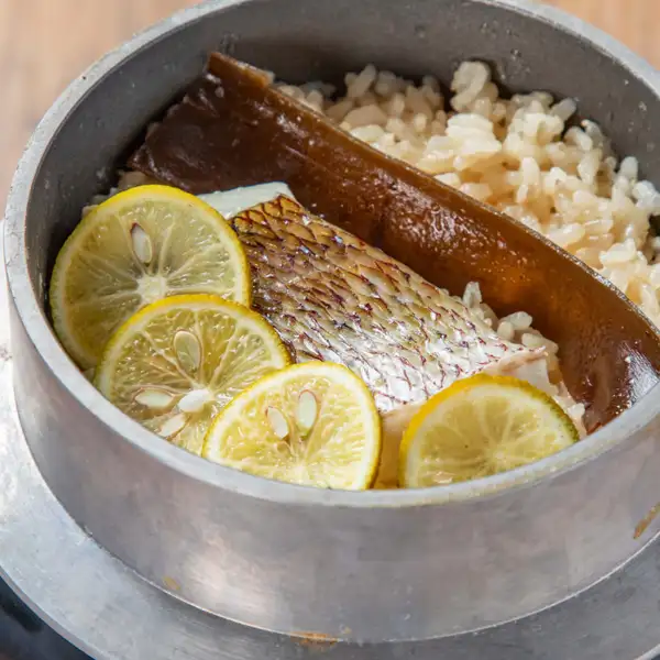 素材の旨みがご飯に染み込む、心温まる鉄釜の釜めし