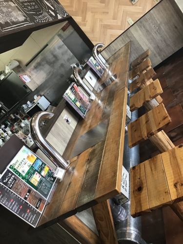 The interior of the store has a warm wooden feel, making it easy for women to enter alone.We also have counter seats, so please feel free to come by.