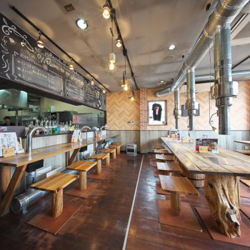 木製のインテリアでまとまった明るく清潔感のある店内