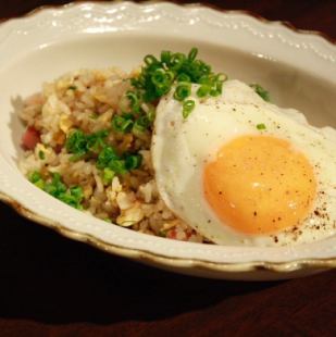 テッパン灼き飯(目玉焼きのせ)