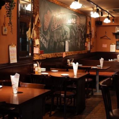 [1st floor table seats] Perfect for small groups of 2-4 people, such as girls' parties or birthday celebrations.