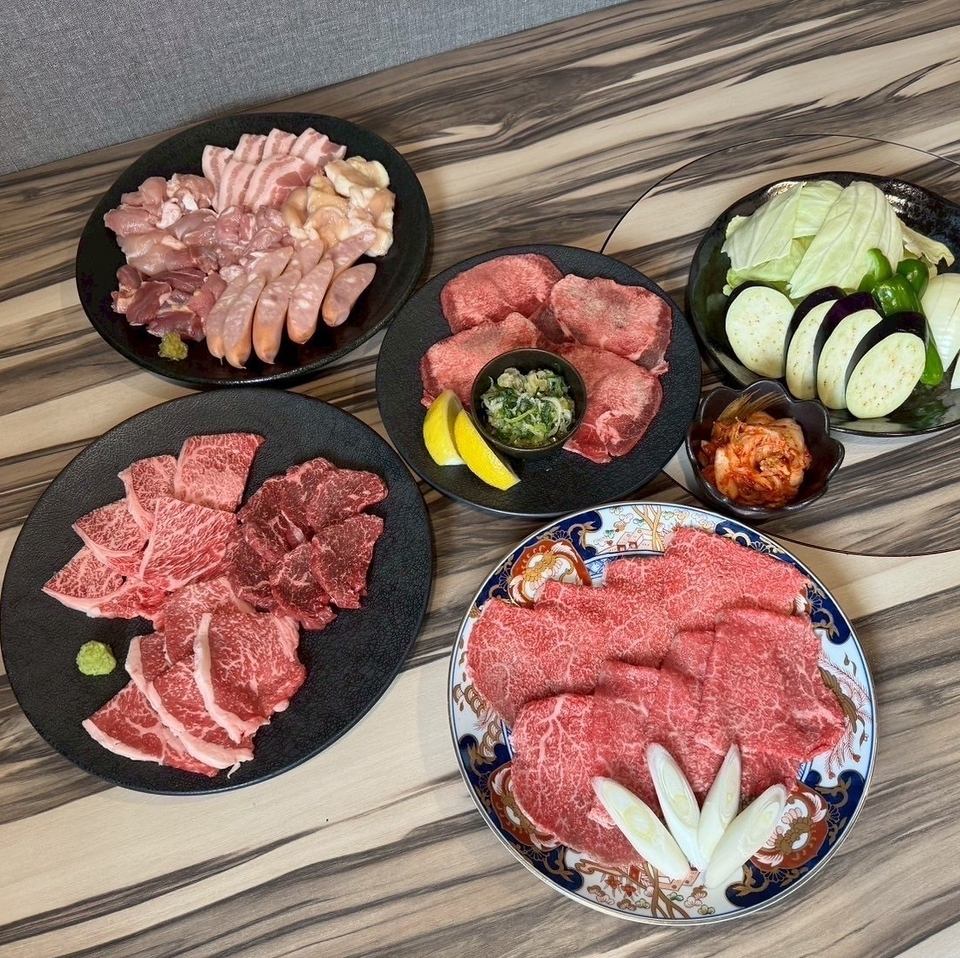 顶级牛舌、3种宫崎和牛等12道菜品+120分钟无限畅饮套餐4000日元（含税）