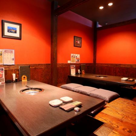 The red room removes the wall and accommodates up to 21 people.Please make reservations for large groups.