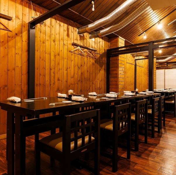 【貸切承ります】当店は、団体様のお食事や会社宴会などにもご利用頂けます。落ち着きのある和風空間は、特別なお集まりにも最適。長時間のご利用でも快適に過ごせるよう配慮しています。店全体の落ち着いた配色と間接照明が心地よい雰囲気を演出。質の高さを感じる空間で、大切な時間を存分にお楽しみいただけます。