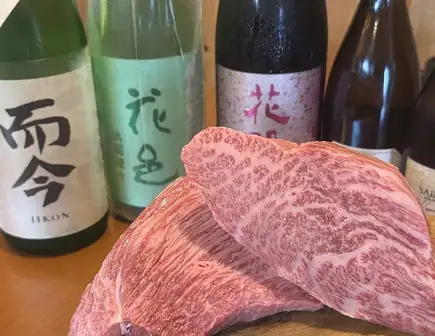 【8000日圓套餐】包含尾崎牛雜串或牛筋燉菜、日立炭烤牛肉等8道菜，含150分鐘暢飲。