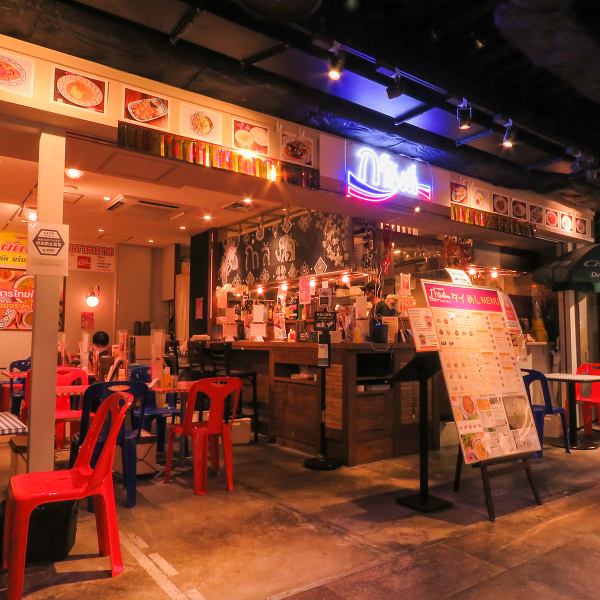 天神ソラリアプラザ地下の弐の弐さんの目の前のお店です。タイの屋台をイメージしたお店雰囲気となっております。ランチの時間帯はOLさん、サラリーマンさんからも大好評頂いております♪