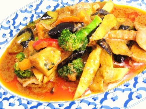 Stir-fried Pork and Seasonal Vegetables in Red Curry (Mu Pad Phet)