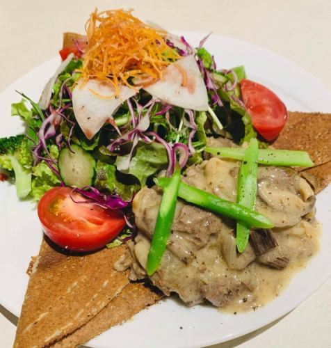 〜５月限定ガレット〜

柔らかく煮込んだ
　　ビーフストロガノフ

牛肉、玉ねぎ、キノコを一緒に
じっくり煮込みました！

ガレットの中には、
じゃがいも、目玉焼き風タマゴ、チーズ入り

ザクロドレッシングのサラダと
ご一緒にお召し上がりください♪

#北浦和 #北浦和カフェ #浦和 #浦和カフェ #南浦和 #南浦和カフェ #東浦和 #東浦和カフェ #西浦和 #西浦和グルメ #与野 #与野本町 #与野本町カフェ #北与野 #さいたま市 #さいたま市カフェ #大宮 #大宮カフェ #南与野 #中浦和 #武蔵浦和 #武蔵浦和カフェ 
#短角牛 #ビーフストロガノフ #新じゃが #アスパラ #キノコ #ザクロ #ガレット #クレープ