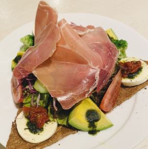 Set B {This month's limited galette and drink} Galette with mozzarella cheese and basil sauce