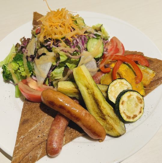 毎月変わる！【期間限定メニュー】のお食事系のガレット、デザート系のクレープどちらもオススメです◎