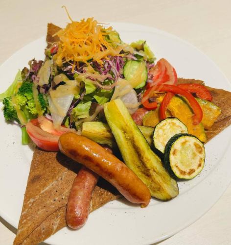 〜8月限定ガレット〜

キーマカレーと焼き野菜のガレット

8種類のスパイスを使用したキーマカレーと
目玉焼き風タマゴ、チーズを
ガレット生地で包み、

ロングウィンナーとチョリソーウィンナーに
焼き野菜を添えました！

焼き野菜は薄味になっていますので、
カレーとご一緒に食べてくださいね♪

南高梅のドレッシングのサラダと
ご一緒にお召し上がりください♪

#北浦和 #北浦和カフェ #浦和 #浦和カフェ #南浦和 #南浦和カフェ #東浦和 #東浦和カフェ #西浦和 #与野 #与野カフェ #与野本町 #北与野 #さいたま新都心 #さいたま新都心カフェ #大宮 #大宮カフェ #さいたま市カフェ #南与野 #中浦和 #武蔵浦和 #武蔵浦和カフェ #キーマカレー #ウィンナー #焼き野菜 #南高梅 #ガレット #クレープ #スパイス #スパイスカレー