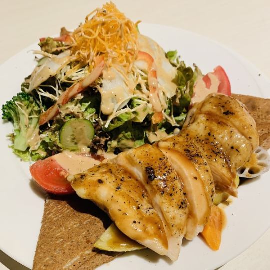 毎月変わる！【期間限定メニュー】のお食事系のガレット、デザート系のクレープどちらもオススメです◎