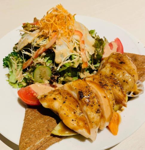 ～十月限定薄饼～

炒大山鸡肉和烤蔬菜加莱特饼
~酱油黄油酱~

低温烹制，肉质鲜嫩
轻轻炒一下。
酱汁是用酱油和黄油调配的，黑胡椒味道稍浓。

配以莲藕、土豆和胡萝卜等烤蔬菜。

在薄饼里，
它含有洋葱酱和奶酪。

核桃花生沙拉酱
请大家一起享受吧♪

#KitaUrawa #KitaUrawaCafe #Urawa #UrawaCafe #MinamiUrawa #MinamiUrawaCafe #HigashiUrawa #HigashiUrawaCafe #NishiUrawa #NishiUrawaGourmet #Yono #YonoHonmachi #YonoHonmachiCafe #KitaYono #SaitamaNewCity #SaitamaNewCityCafe #Omiya #OmiyaCafe #SaitamaCity #SaitamaCityCafe #MinamiYono #NakaUrawa #MusashiUrawa #MusashiUrawaCafe #Galette #Crepe #OyamaDori #SoySauceButter #Walnut #Peanut