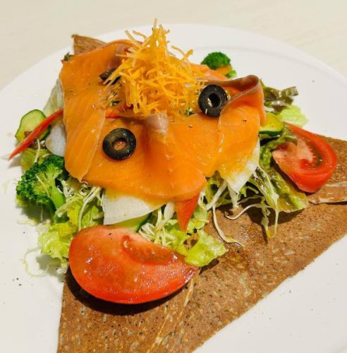~November limited galette~

With smoked salmon
Cream stew galette

In the galette,
Taro, carrot, seafood cream stew,
It contains cheese.

Salad with yuzu pepper dressing
Please enjoy it together ♪

#KitaUrawa #KitaUrawaCafe #Urawa #UrawaCafe #MinamiUrawa #MinamiUrawaCafe #HigashiUrawa #HigashiUrawaCafe #NishiUrawa #NishiUrawaGourmet #Yono #YonoHonmachi #YonoHonmachiCafe #KitaYono #SaitamaNewCity #SaitamaNewCityCafe #Omiya #OmiyaCafe #SaitamaCity #SaitamaCityCafe #MinamiYono #NakaUrawa #MusashiUrawa #MusashiUrawaCafe #SmokedSalmon #Seafood #YuzuPepper #Galette #Crepe #Olive