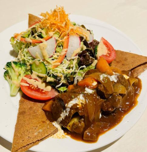 ~ December limited galette ~
Beef stew galette
For tender stewed meat
Contains onions, carrots, and potatoes
In the galette,
Fried egg with cheese
Moderately sweet
Salad with sesame dressing
Please enjoy it together ♪
#Kitaurawa #Kitaurawalunch #Urawa #Urawalunch #Minamiurawa #Minamiurawalunch #Higashiurawa #Higashiurawalunch #Nishiurawa #Nishiurawagourmet #Yono #Yonohonmachi #Yonohonmachilunch #Kitayono #SaitamaNewCity #SaitamaNewCitylunch #Omiya #Omiyalunch #Minamiyono #Nakaurawa #Musashiurawa #Musashiurawalunch #BeefShoulderLoin #DemiGlaceSauce #DemiGlace #Galette #Crepe #SesameDressing
